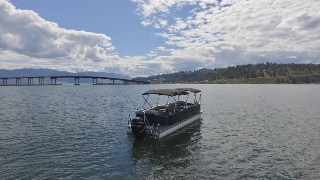 The Premier 250 Grand Majestic pontoon is perfect for relaxing, soaking up the sun, and cruising on the lake on a captained cruise.
